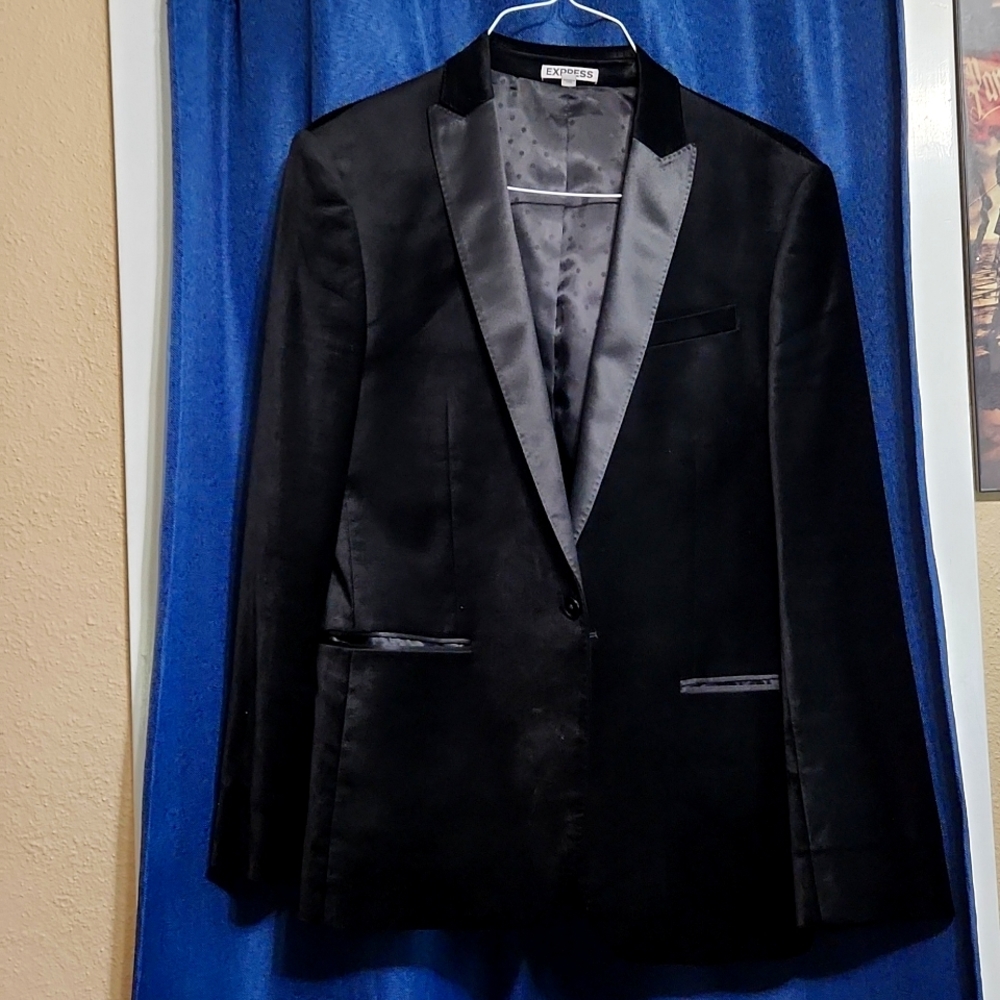 Express photographer fitted Men's black velvet tuxedo jacket